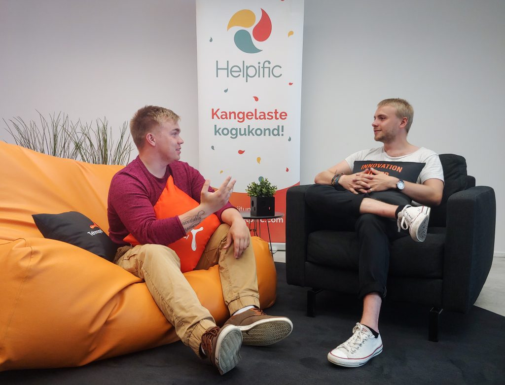 Two men discuss different topics related to people with special needs, the university and inclusion.
In the picture, one man is sitting in a large orange comfortable chair and another man in a black armchair.